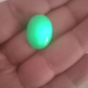 حجر طاقه مضئ في الظلام