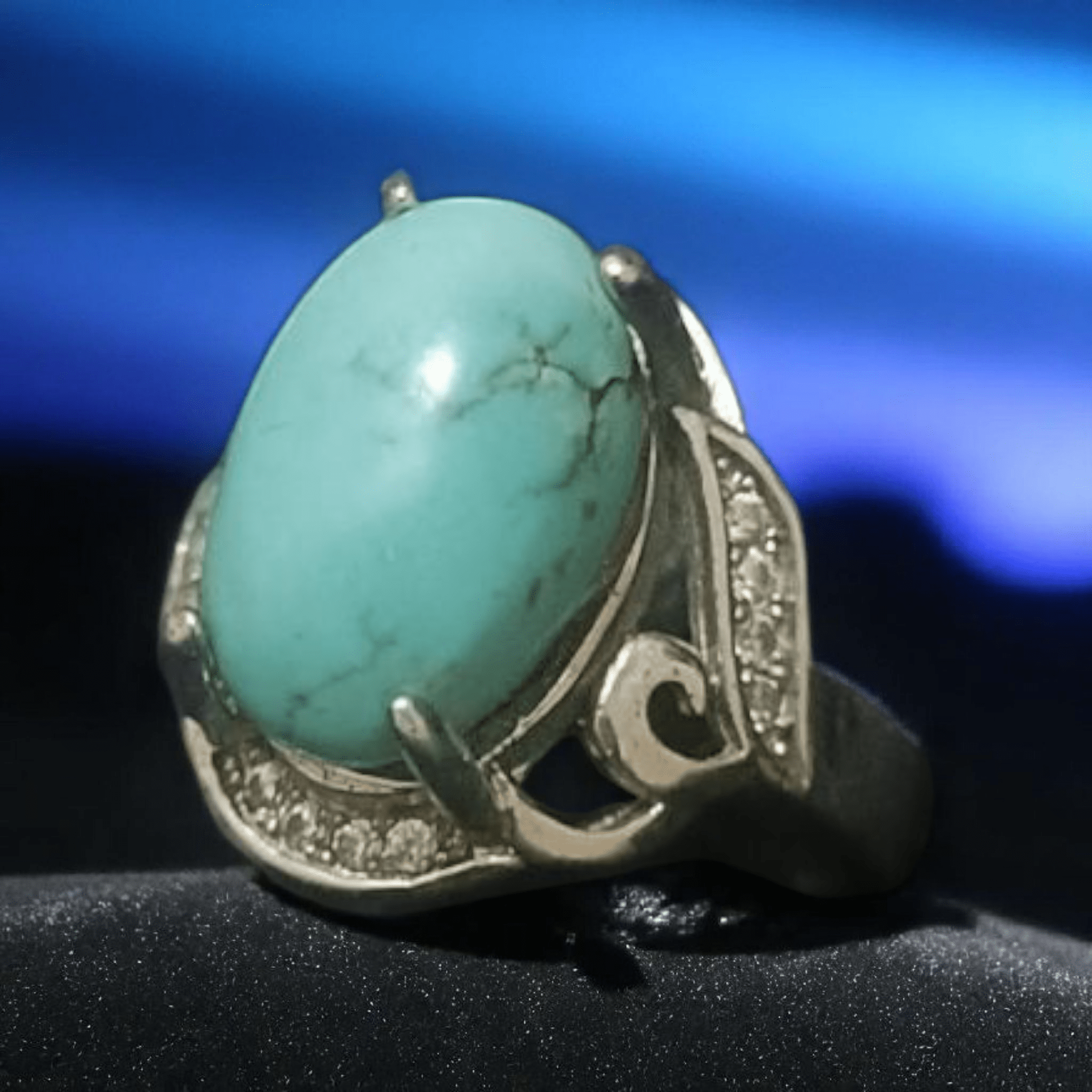 خاتم بفص فيروز حر طبيعي – طلاء فضة راقٍ ولمسة روحانية