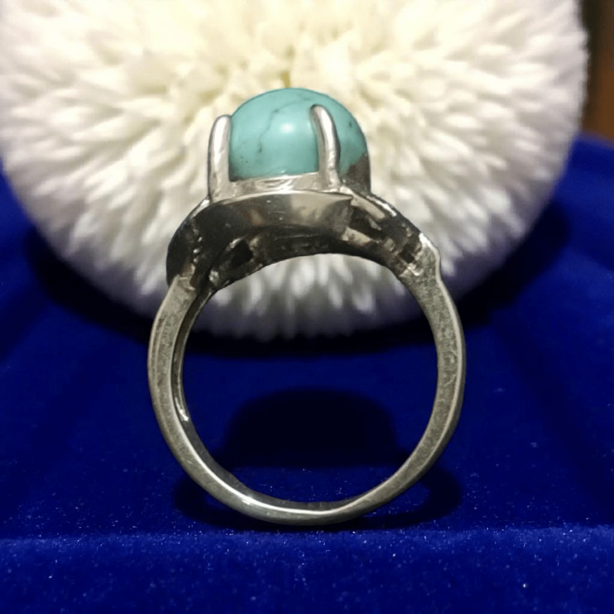 خاتم بفص فيروز حر طبيعي – طلاء فضة راقٍ ولمسة روحانية - الصورة 2